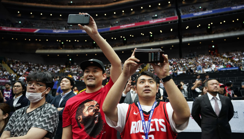 NBA translāciju attīstība: fanu klātbūtne caur videoekrāniem, papildus iespējas aplikācijā