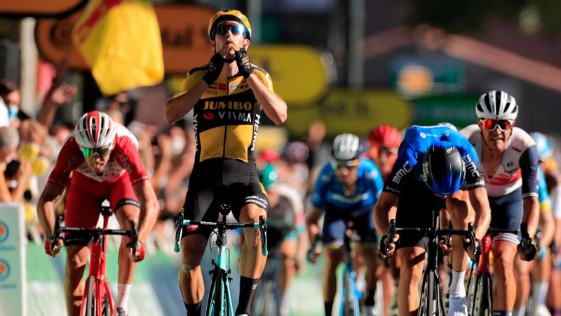"Tour de France" kopvērtējumā lielas izmaiņas sānvēja dēļ, latviešiem atzīstams sniegums