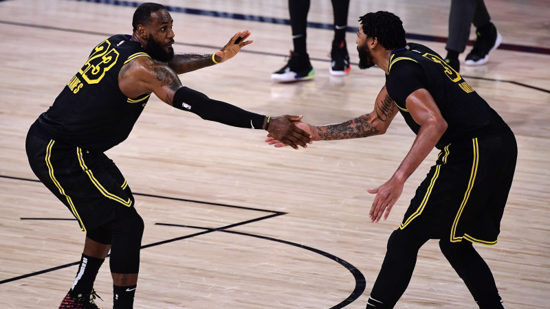 Deivisa un Džeimsa sniegums ļauj "Lakers" izcīnīt pirmo uzvaru pār "Rockets"