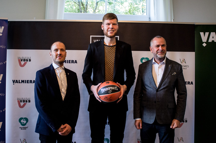 Bertānu ģimene Valmierā izveido savu basketbola skolu
