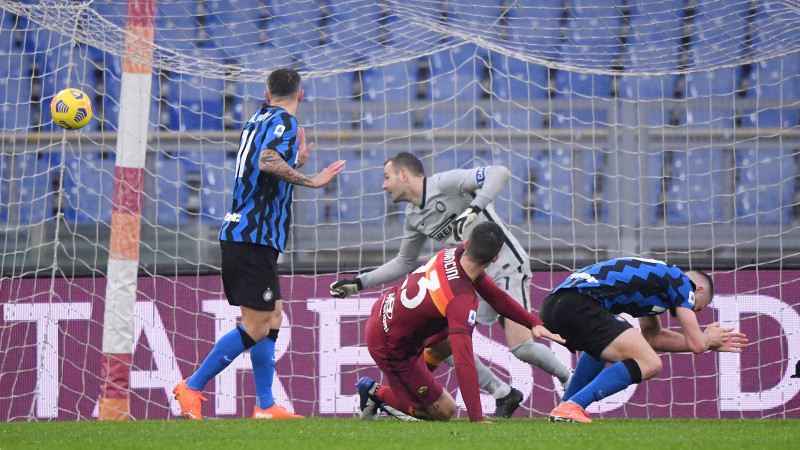 "Inter" atspēlējas, bet spēles beigās tomēr izlaiž uzvaru pār "Roma"