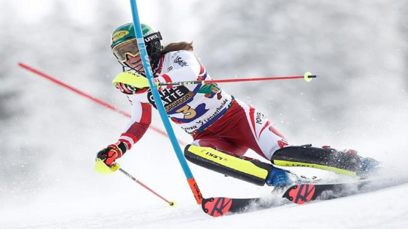 Līnsbergere sezonas izskaņā vēlreiz nepārspējama slalomā