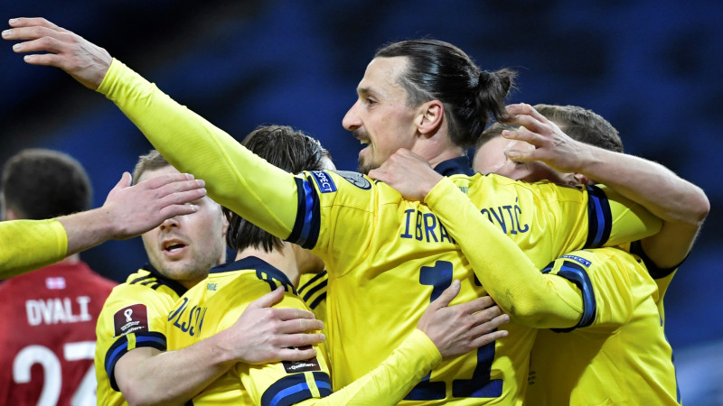 Zlatans atgriežas ar uzvaru, Levandovskis izrauj neizšķirtu sešu vārtu spēlē
