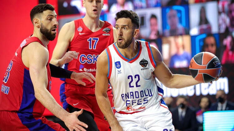 CSKA gandrīz atspēlējas, MVP Micičs ieved ''Anadolu Efes'' finālā