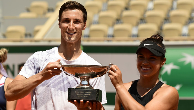 Kravčika un Solsberijs "French Open" finālā pieveic Vesņinas un Karaceva duetu