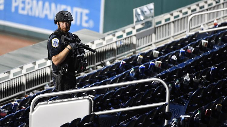 MLB spēle Vašingtonā apturēta ārpus stadiona notikušas apšaudes dēļ