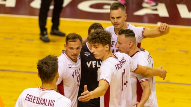 Latvijas volejbola izlase labā noskaņojumā izlido uz pārbaudēm Čehijā