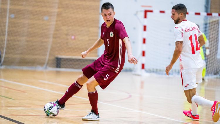 Latvijas telpu futbolisti ielaiž 11 vārtus un pārliecinoši zaudē titulētajiem spāņiem