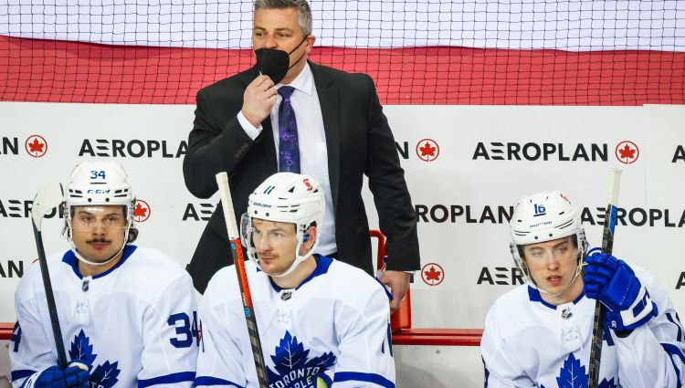 Medijs: ''Maple Leafs'' uz diviem gadiem pagarina līgumu ar galveno treneri Kīfu