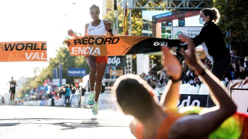 Gideja Valensijā pārspēj pasaules rekordu pusmaratonā