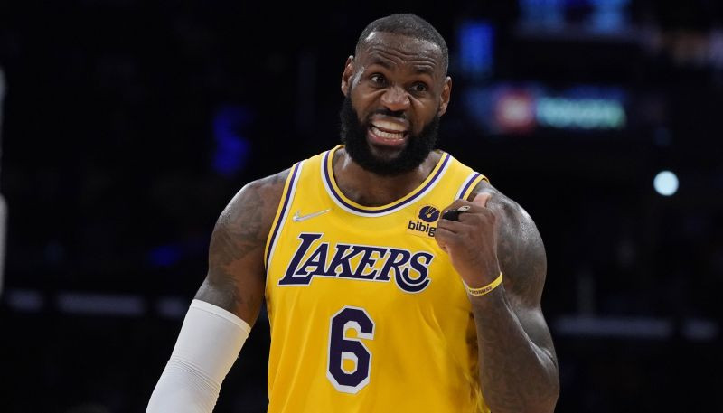 Džeimsa atgriešanās spēlē ''Lakers'' zaudē, ''Warriors'' izcīna sezonas 14. uzvaru