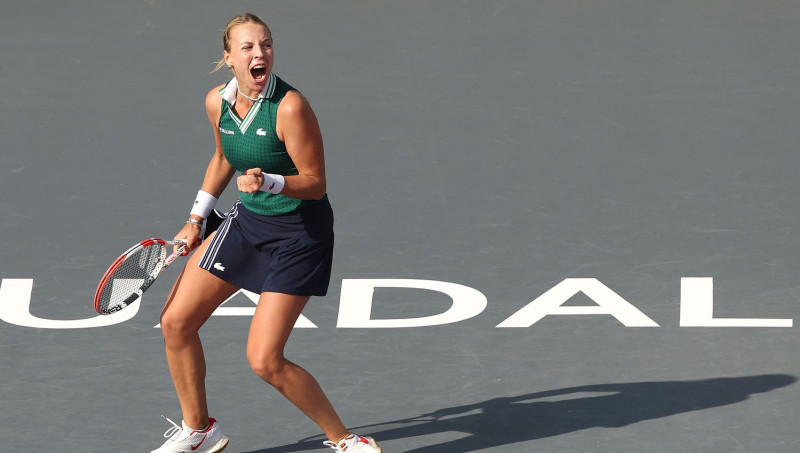 Kontaveita "WTA Finals" debijā viegli uzvar Krejčīkovu