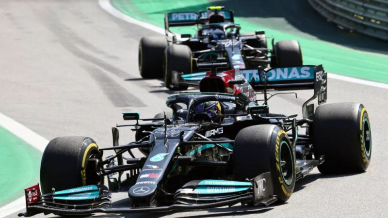 "Mercedes" atklāj Hamiltona motora maiņas patieso iemeslu
