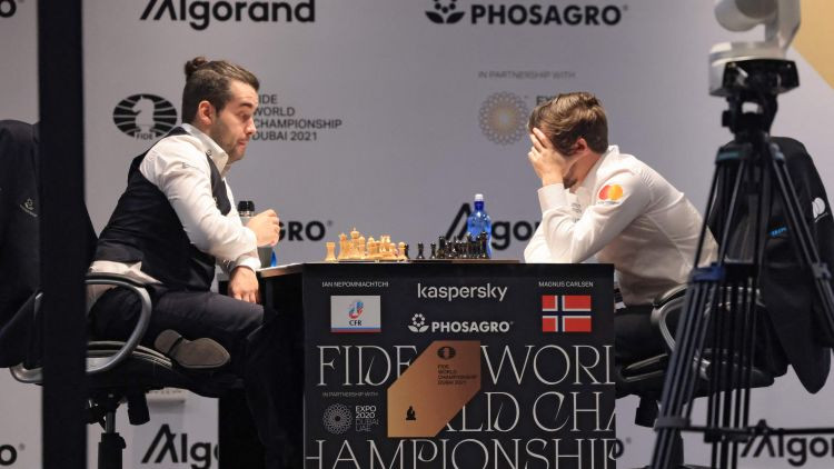 Cīņā par pasaules čempiona titulu šahā neizšķirts arī ceturtajā partijā