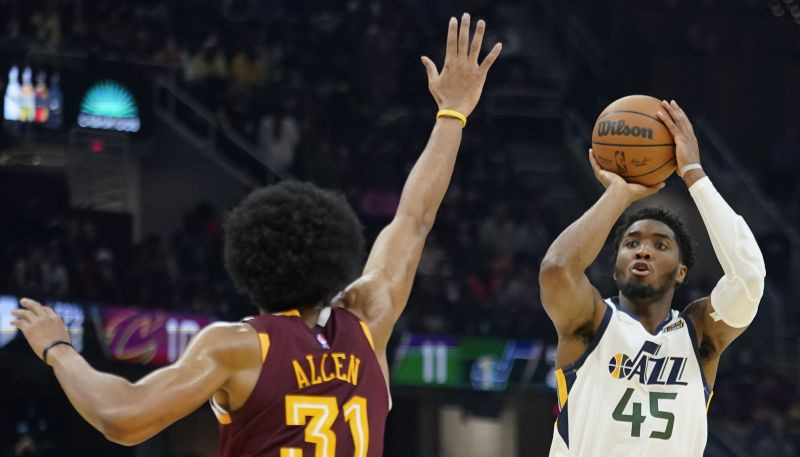 "Jazz" pārspēj sīksto "Cavaliers"; "Rockets" izcīna sesto panākumu pēc kārtas
