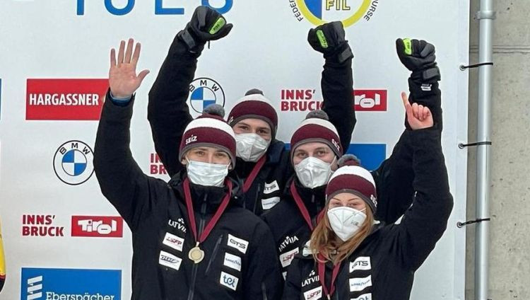 Latvijas kamaniņu braucējiem četras medaļas Pasaules kausa posmā junioriem