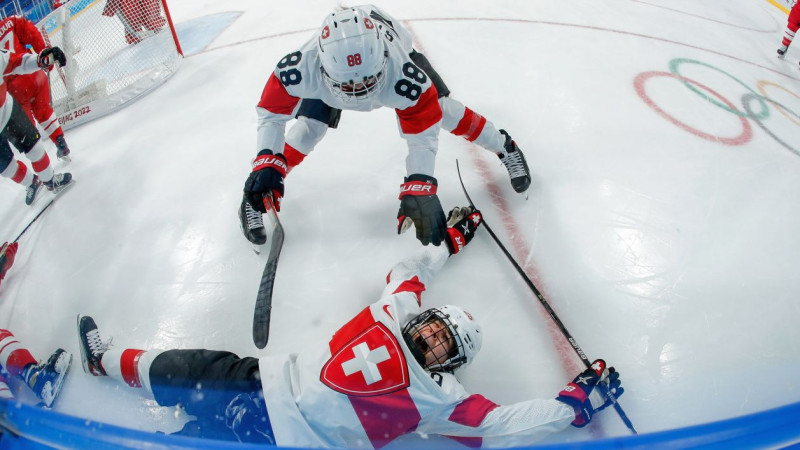 Šveices hokejistes uzvar krievietes, Nieminena ar 3+2 pusfinālā ieved Somiju