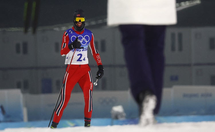 Norvēģi parāda pārākumu slēpošanā un triumfē ziemeļu divcīņas komandu sacensībās
