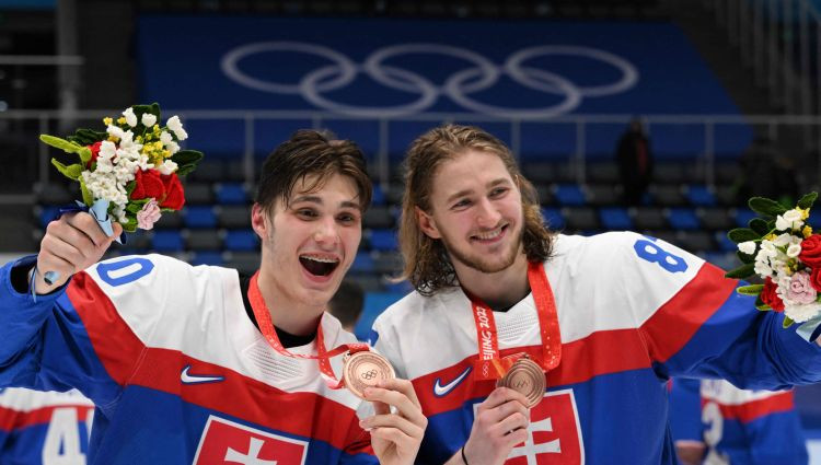17 gadus veco Slafkovski atzīst par hokeja turnīra vērtīgāko spēlētāju