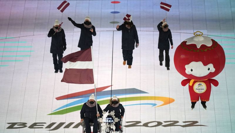Ar aicinājumu uz mieru Ukrainā atklātas Pekinas paralimpiskās spēles