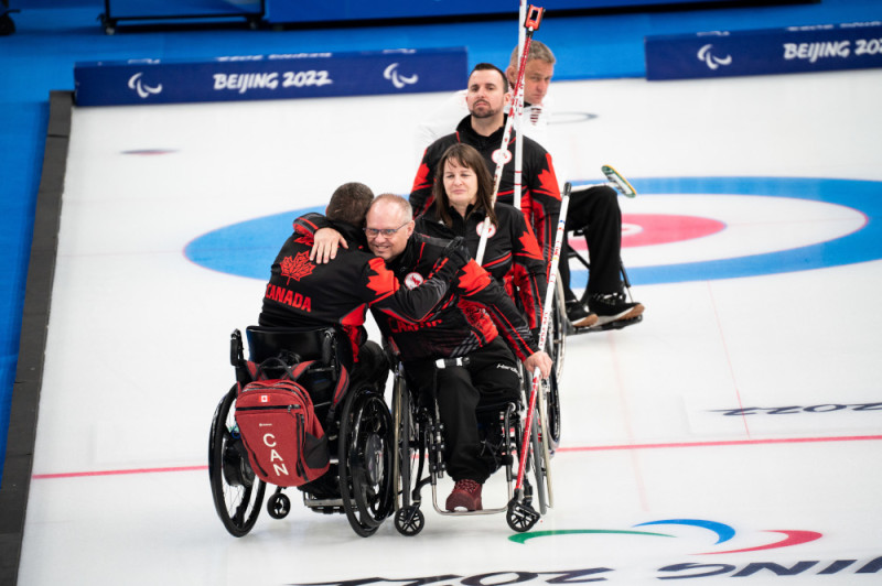 Kanādas ratiņkērlingisti otrās paralimpiskās spēles pēc kārtas izcīna bronzas medaļas