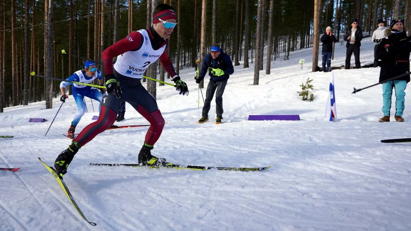 Latvijas jaunie distanču slēpotāji komandu stafetē ieņem desmito vietu