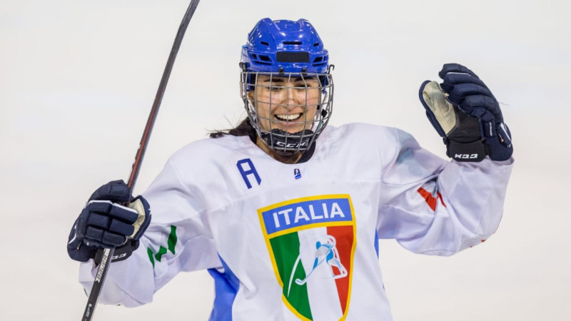 Ķīnas hokejistes iemet 14 vārtus Slovēnijai, perfekta arī Polija, Itālijai pirmā uzvara