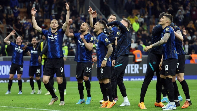 Martinesam divi vārti, ''Inter'' dominē derbijā un sasniedz Itālijas kausa finālu