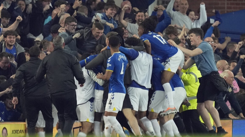 ''Everton'' atspēlē divu vārtu deficītu, izcīna uzvaru un saglabā vietu Premjerlīgā