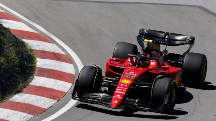Sainss ar "Ferrari" ātrākais Lielbritānijas F1 posma otrajā treniņā