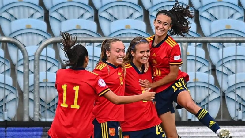 Spānijas un Norvēģijas futbolistes sasniedz U19 EČ finālu