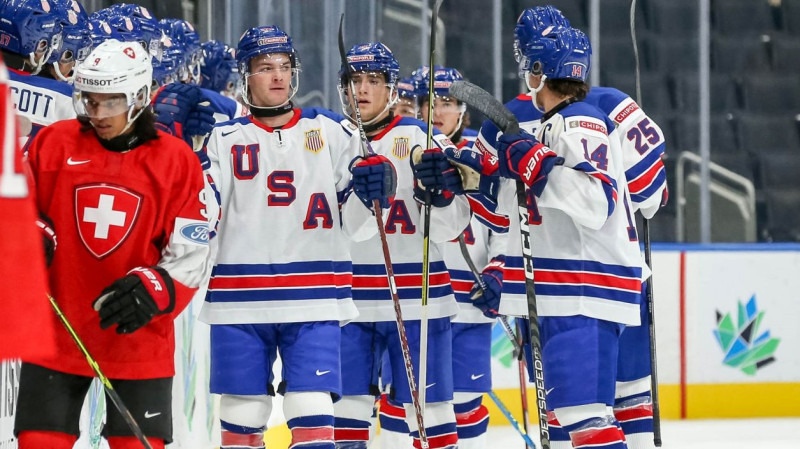 ASV U20 hokejisti otrā perioda izskaņā veic četru vārtu izrāvienu pret Šveici