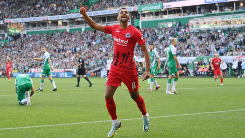 Eiropas līgas čempionei "Eintracht" septiņu vārtu spēlē pirmā uzvara sezonā