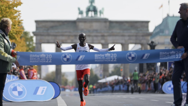 Kenijietis Kipčoge ar jaunu pasaules rekordu triumfē Berlīnes maratonā