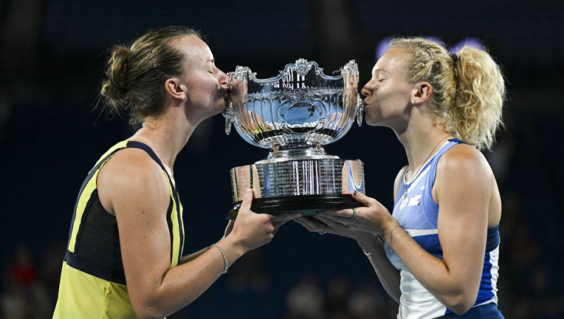 Sinjakova un Krejčīkova otro gadu pēc kārtas triumfē ''Australian Open'' dubultspēlēs