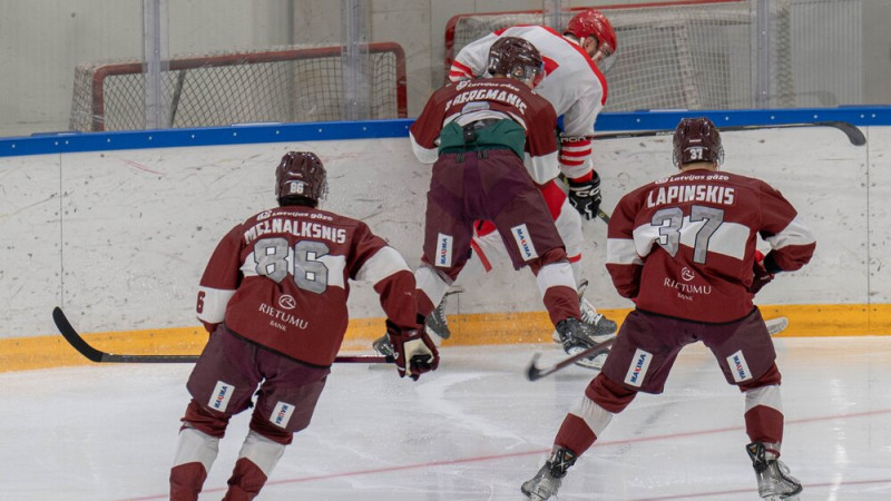 Trīs ielaisti vārti trīs minūtēs: Latvija pirmajā pārbaudē zaudē Polijas hokejistiem