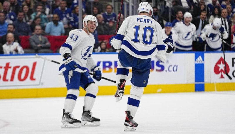 "Lightning" un "Rangers" sāk pārliecinoši, sagraujot "Maple Leafs" un "Devils"