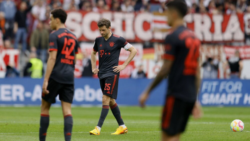 ''Bayern'' zaudē Maincā, Dortmunde grauj ''Eintracht'' un pārņem vadību tabulā