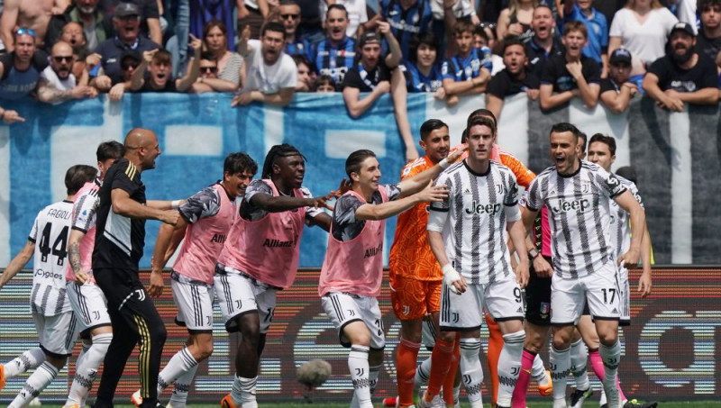 ''Juventus'' paceļas uz otro vietu A sērijā, ''Napoli'' čempionu godā iepriecina fanus