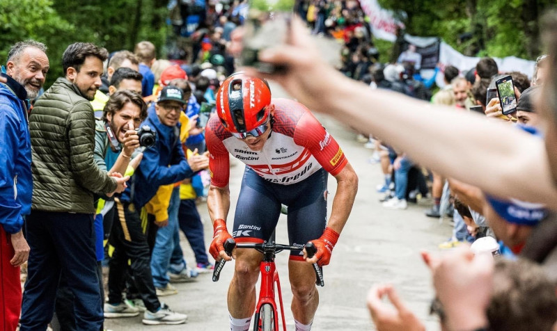 Skujiņam 44. vieta "Giro d'Italia" smagākajā posmā; uzvaru svin Buitrago