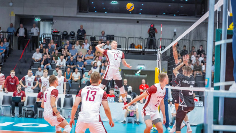 Latvijas volejbolisti sper platu soli tuvāk Sudraba līgas finālam