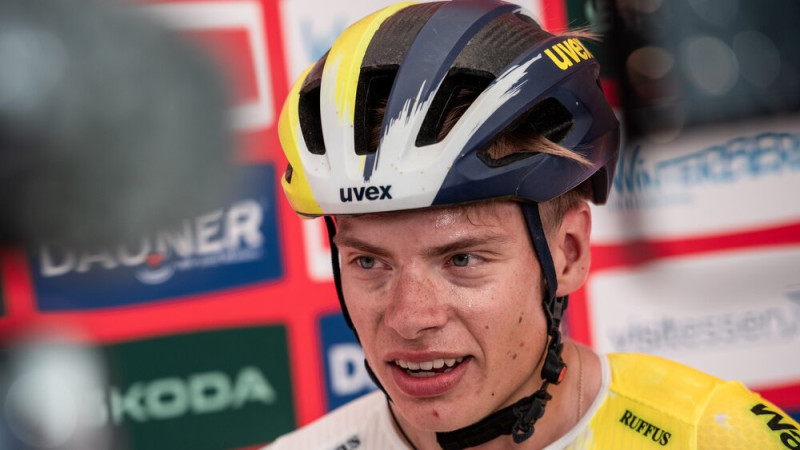 UCI Pasaules tūres komanda par aizskarošu žestu no sacensībām atstādina igauni Mihkelu