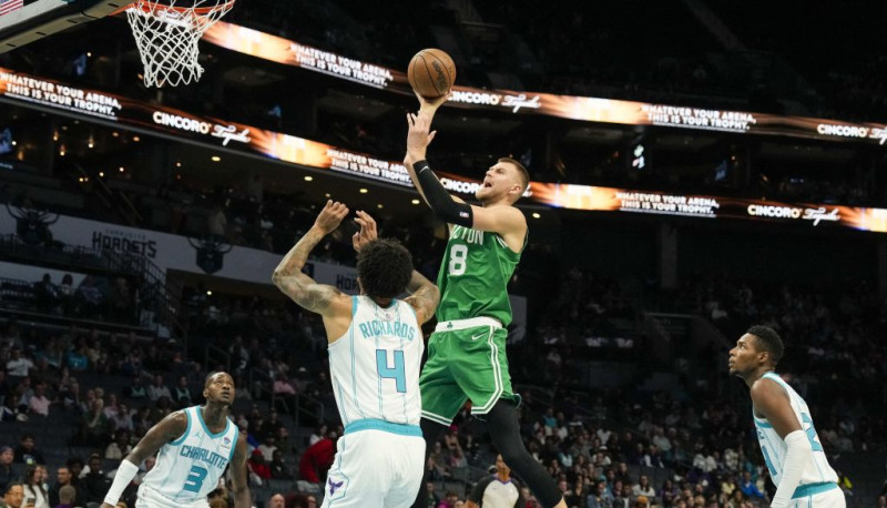 Porziņģim double-double, "Celtics" pēdējā pārbaudes mačā uzveic "Hornets"