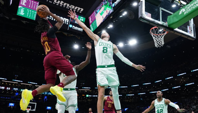 Porziņģim double-double, "Celtics" atspēlējas no -15 un uzvar "Cavaliers"