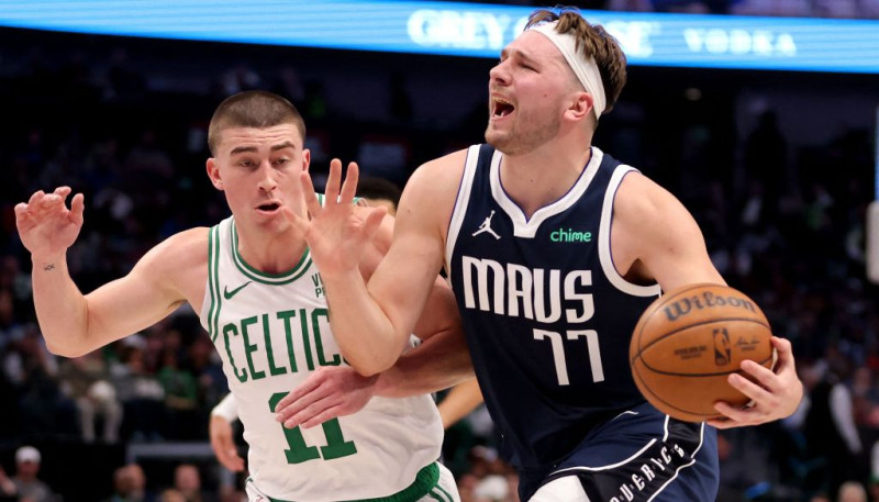 Ar Dončiča 33+18+13 nepietiek, lai "Mavs" uzvarētu bez Porziņģa spēlējošo "Celtics"