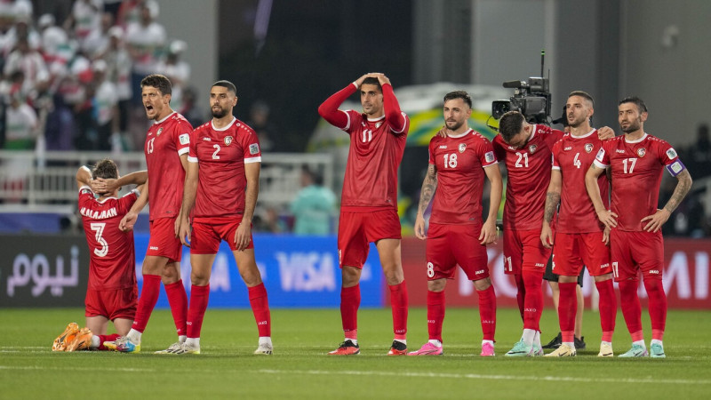 Sīrijas futbolisti atspēlējas, Irānas līderim noraidījums, tomēr favorīte turnīru turpina