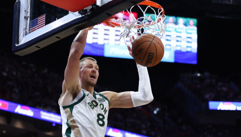 Porziņģim 25+9 un efektīvi gaisiņi, "Celtics" aizraujošā spēlē pārspēj "Heat"