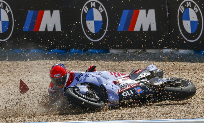 15 kritienu Spānijas "MotoGP" sprinta sacīkstēs uzvaru svin Horhe Martins