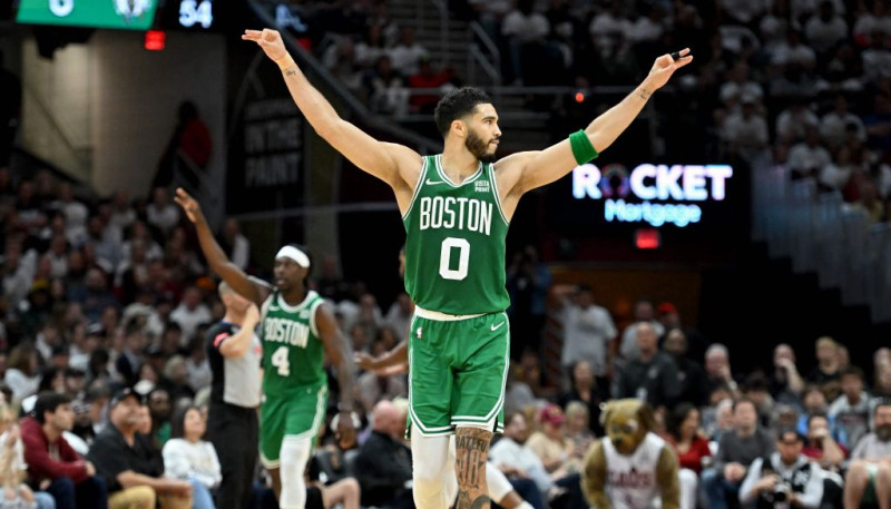 "Celtics" uzvar bez Mičela spēlējošo "Cavs" un tuvojas Austrumu finālam