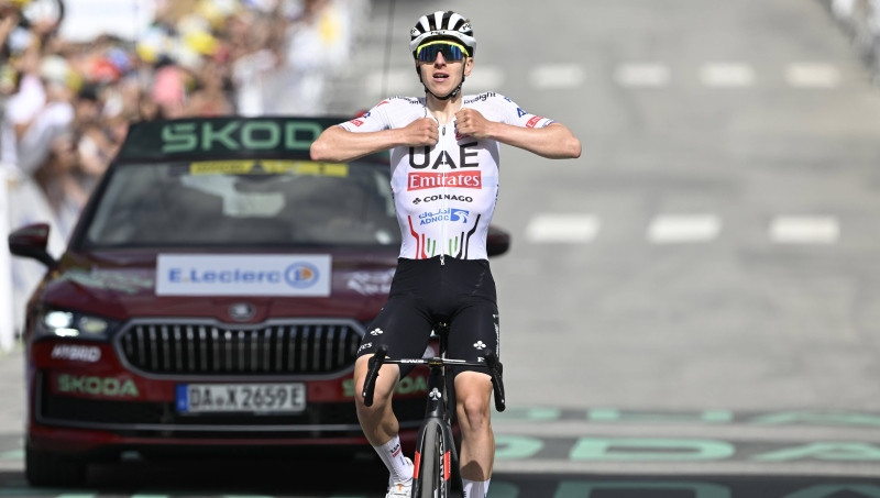 Pogačars uzvar "Tour de France" 4. posmā un pārņem vadību; latvieši astotajā desmitā